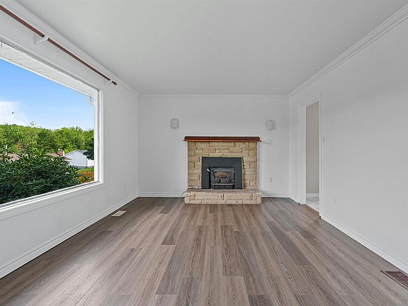 3rd image of 157 Alder Cres