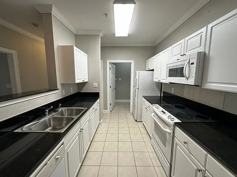 450 Park Ave #104 — Photo 3