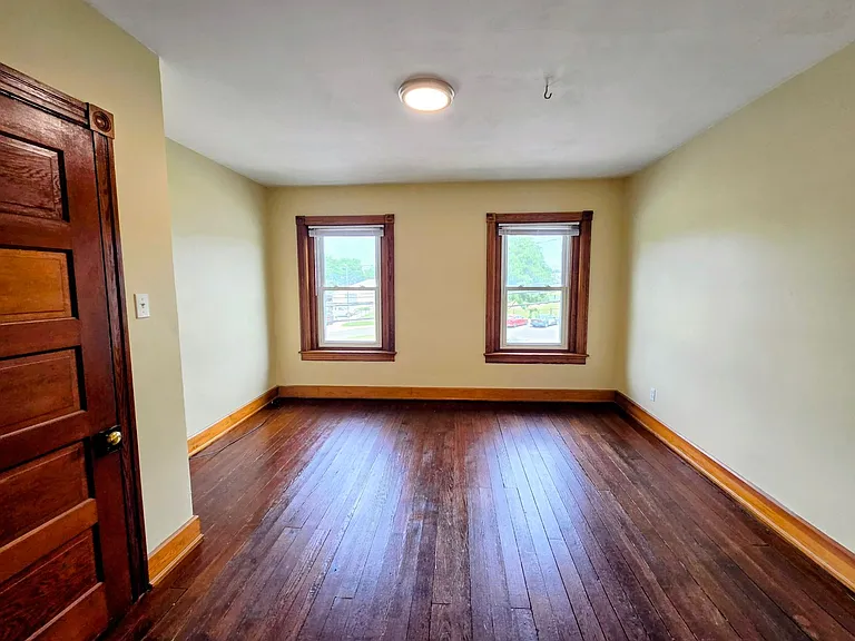 424 E Locust St — Photo 13