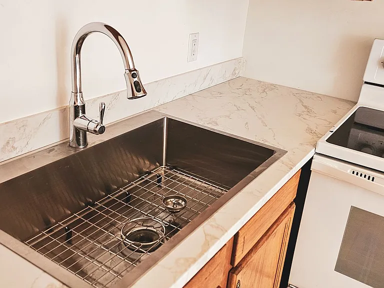 Beautifully updated 4 Bedroom/2 Bathroom downstairs apartment — Photo 27