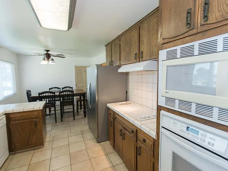 1022 E Menlo Ave — Photo 8
