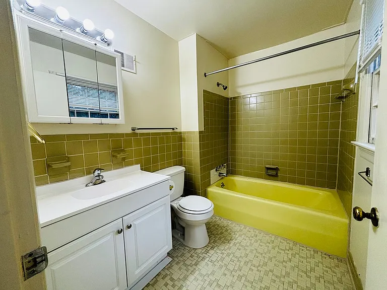 124 Camelot Ct — Photo 12
