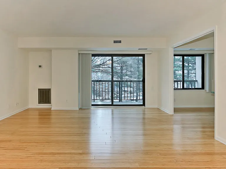 3800 Powell Ln #314 — Photo 3