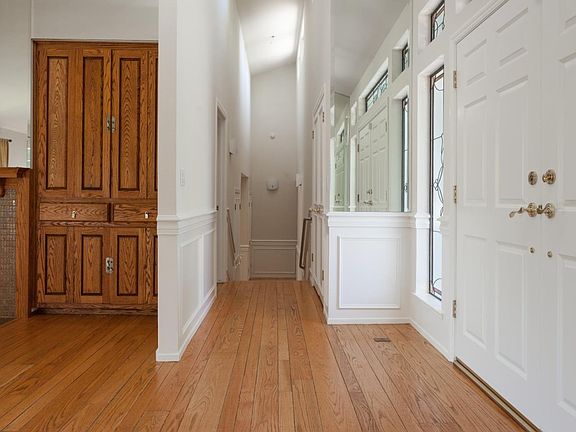 4th image of 55 Orange Ct
