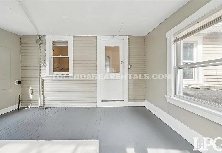 340 E Lake St — Photo 2