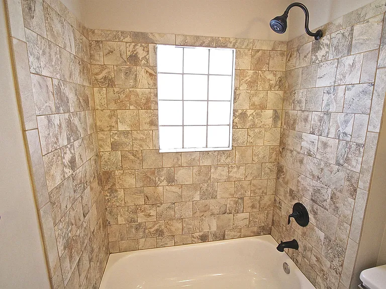 2803 Charlotte St — Photo 49