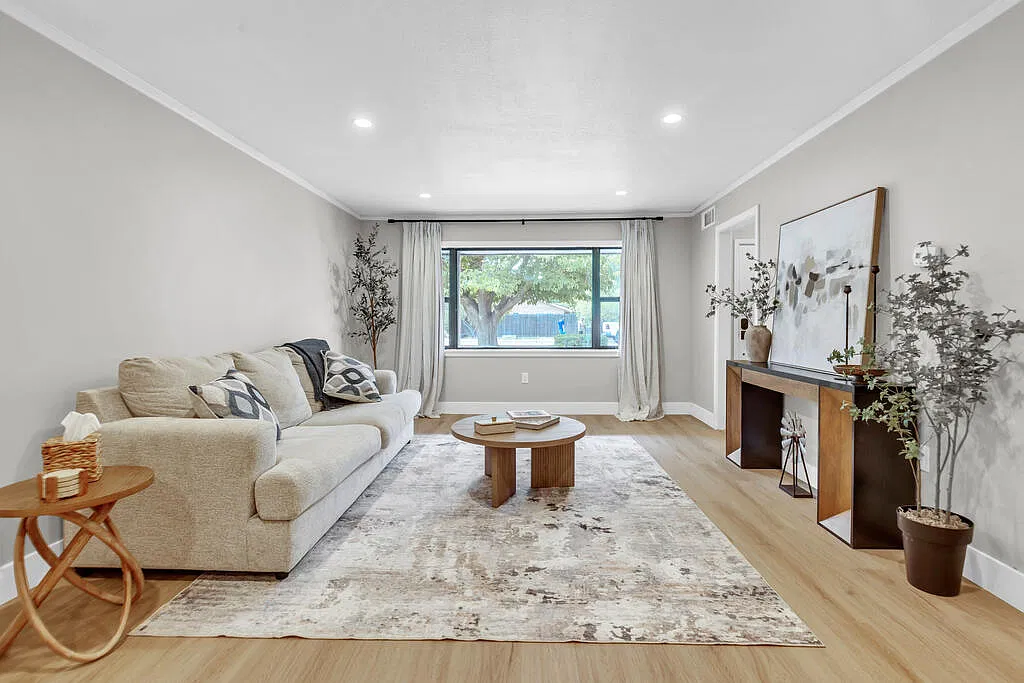 5 bed, 3.0 bath, 3740 sqft, $4,200 — Photo 4