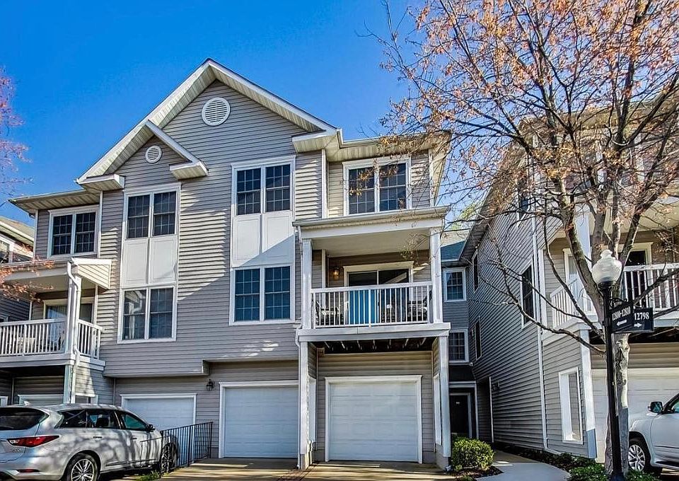 3-level unit (at center balcony)
