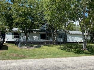 76 College St, Placedo, TX 77977