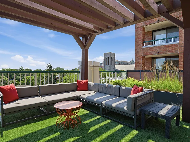 Evanston Place — Photo 14