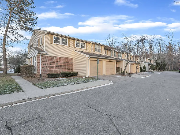 1592 Brentwood Dr — Photo 3
