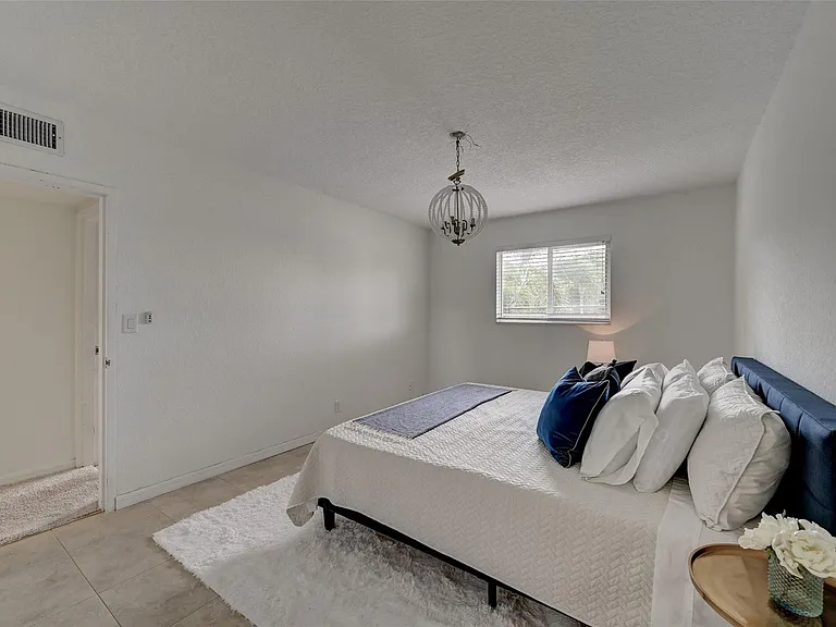 2020 NE 56th St #204 — Photo 12