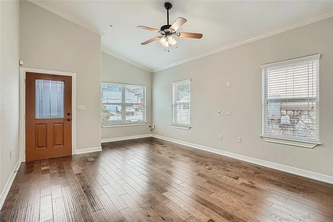 3 bed, 2.0 bath, 1518 sqft, $2,065 — Photo 3