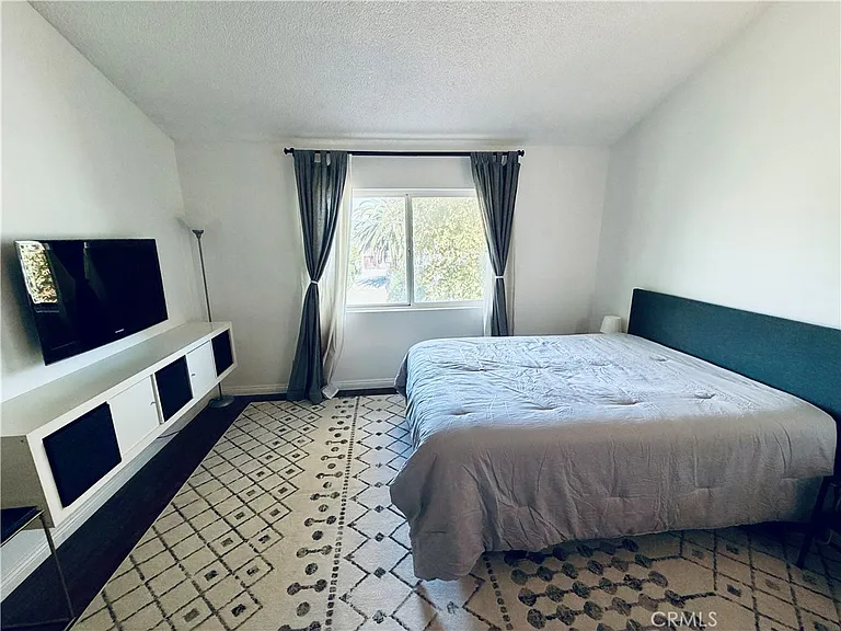 8435 Burnet Ave — Photo 15