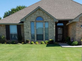 301 N Creekside Dr, Cache, OK 73527