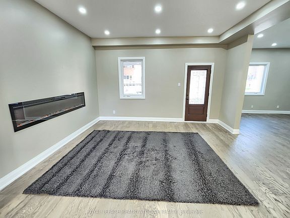 2nd image of 119 Colborne St E
