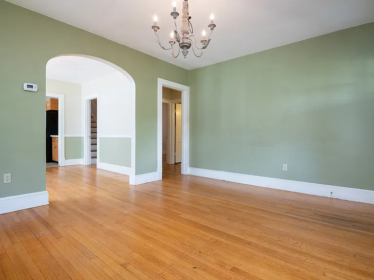 931 N Edgewood St — Photo 2