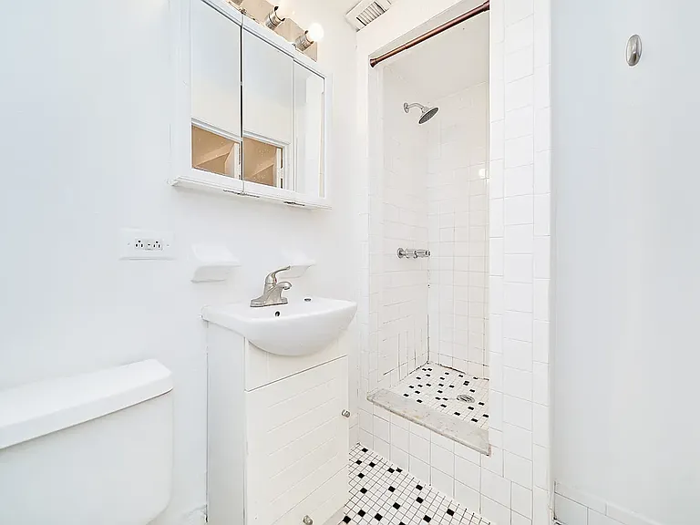 514 W 48th St #1A — Photo 14