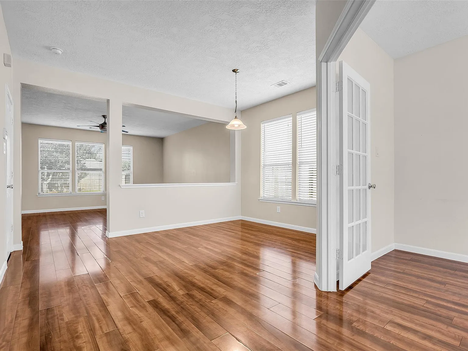 4 bed, 2.5 bath, 2810 sqft, $2,300 — Photo 3