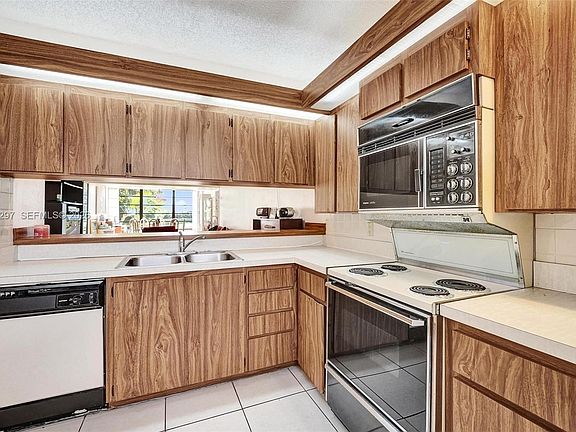5th image of 1502 Whitehall Dr APT 205