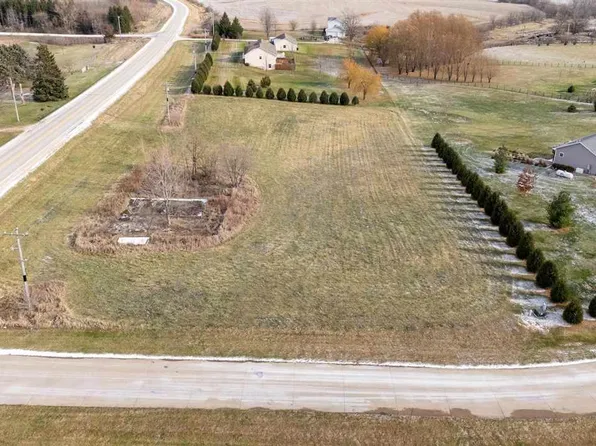 896 Daulton Dr, Tipton, IA 52772