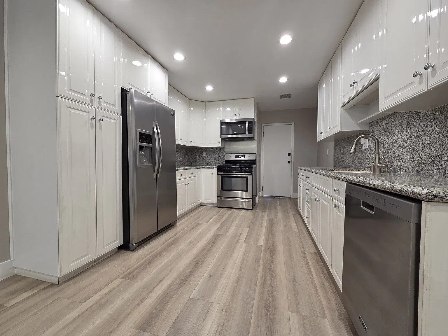 3 bed, 1637 sqft, $4,095 — Photo 2