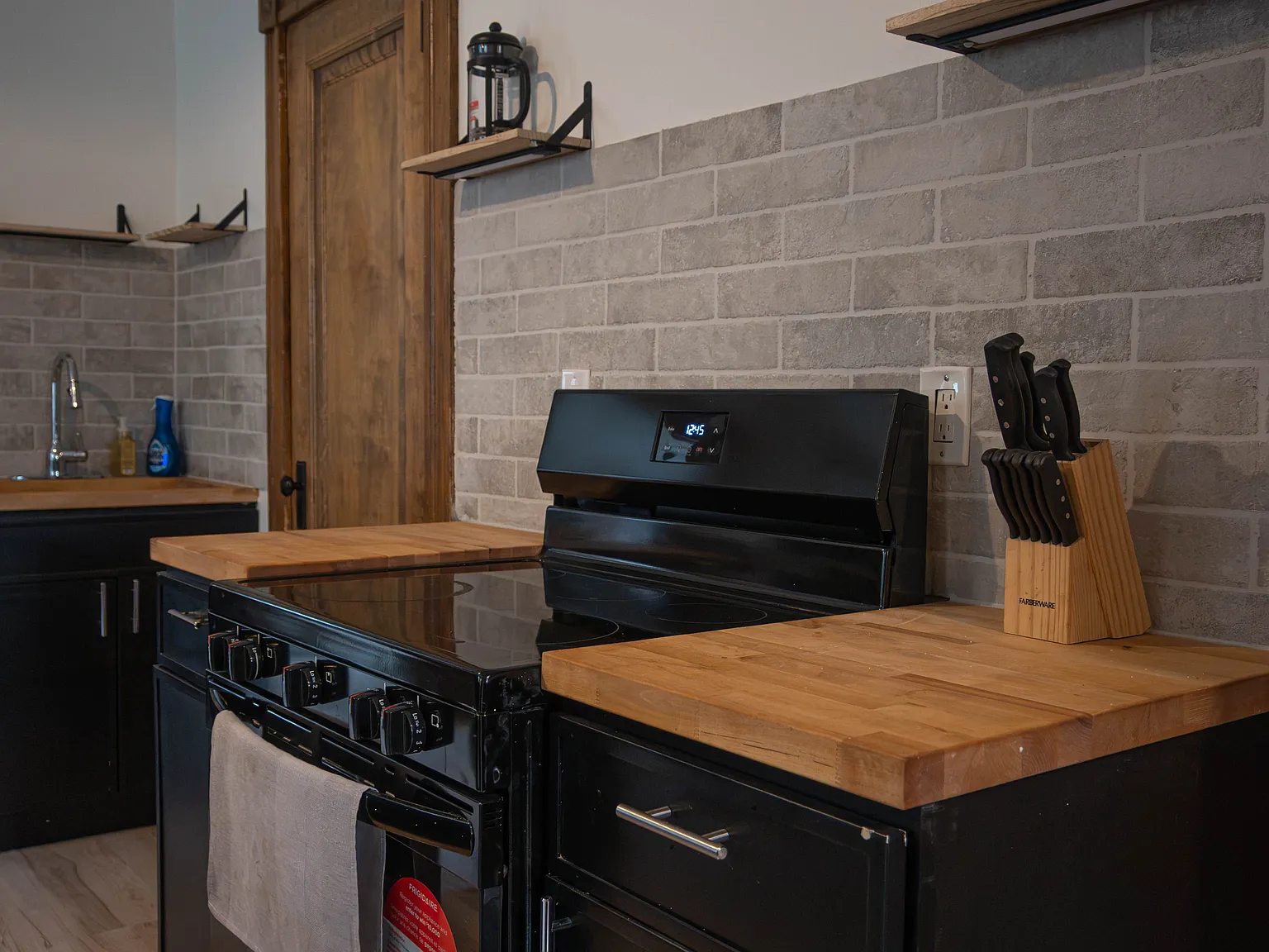 2 bed, 900 sqft, $2,400 — Photo 3
