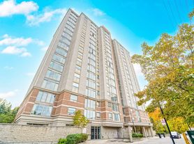 200 Burnhamthorpe Rd E