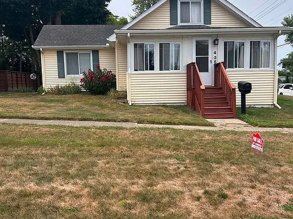 435 N Oak St, Fenton, MI 48430