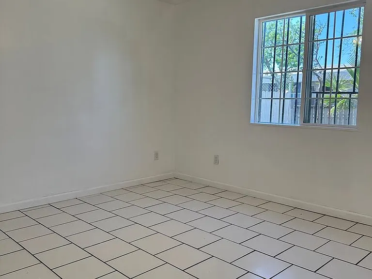 908 Glenn Ave — Photo 13