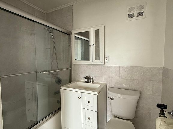 5th image of 2720 Kennedy Blvd #1