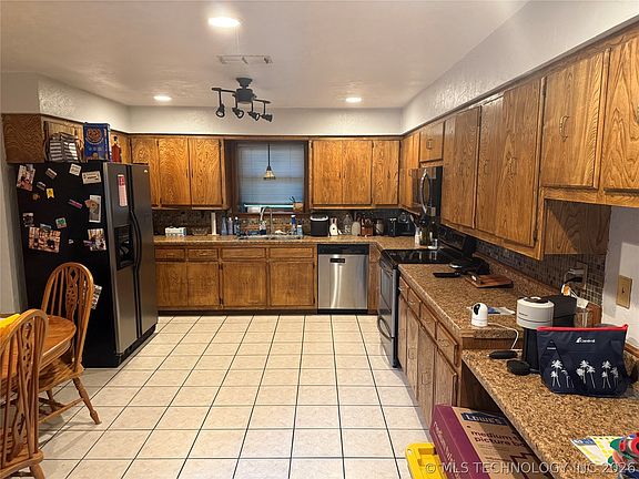 2nd image of 1919 Parkway Cir