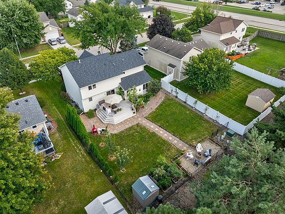 2nd image of 1140 SE Indigo Ln