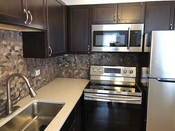 2nd image of 515 W Wrightwood Ave APT 515
