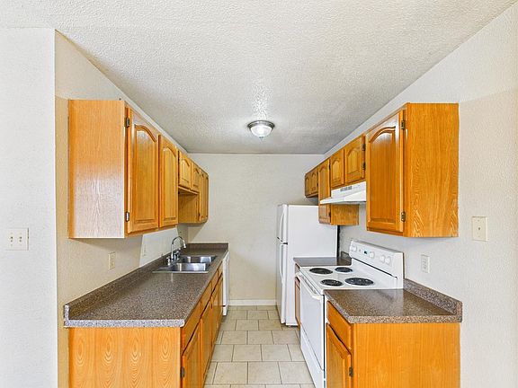 3rd image of 1505 Oakdale Cir #D