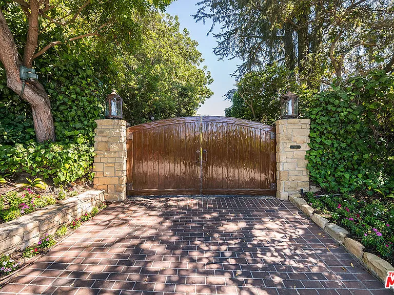 1550 Amalfi Dr — Photo 2