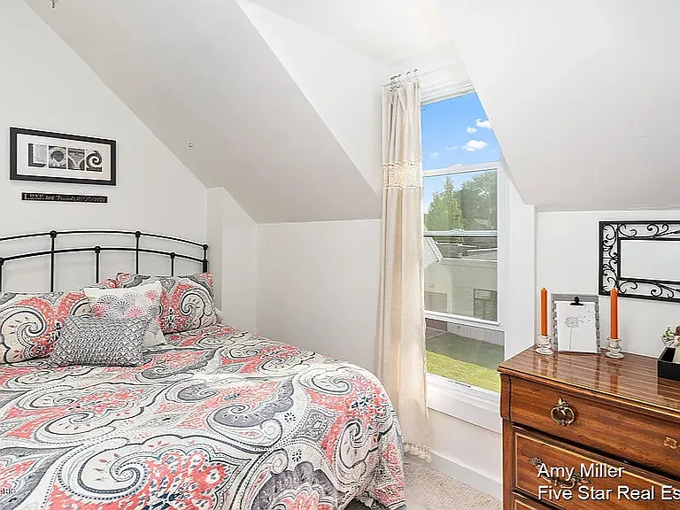 542 Henry Ave SE — Photo 3