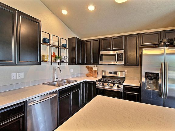 Del Norte 501 - Kitchen Island View- Example