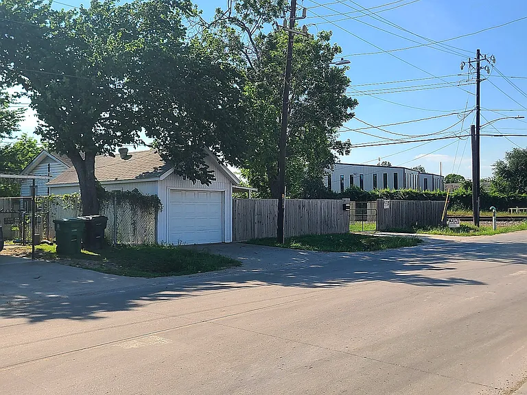Street view (Garage)