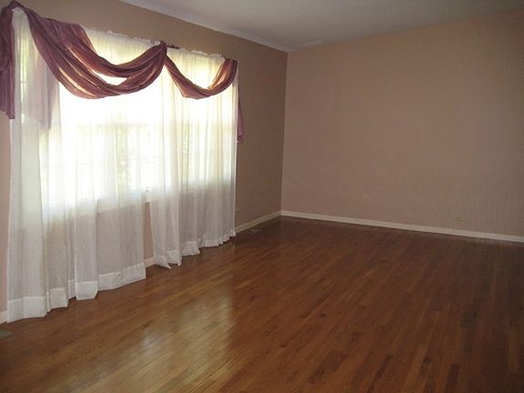 2nd image of 1885 Shorewood Dr W