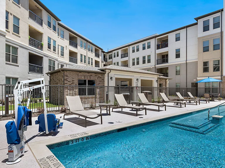 Mariposa Communications Parkway 55+ Apartment Homes — Photo 25