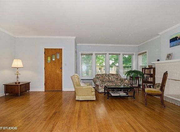2nd image of 5627 N Sacramento Ave
