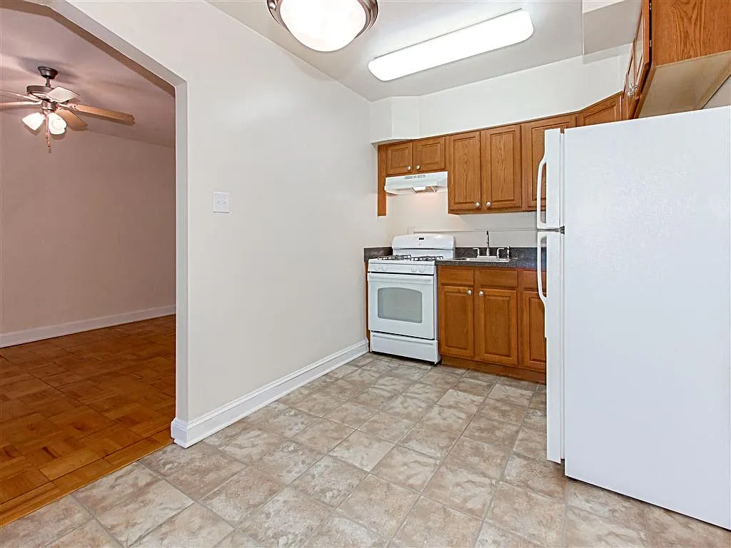 1400 Van Buren — Photo 3