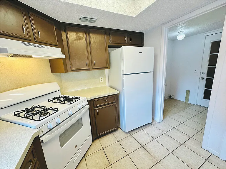 1002 Ridgemont St — Photo 15