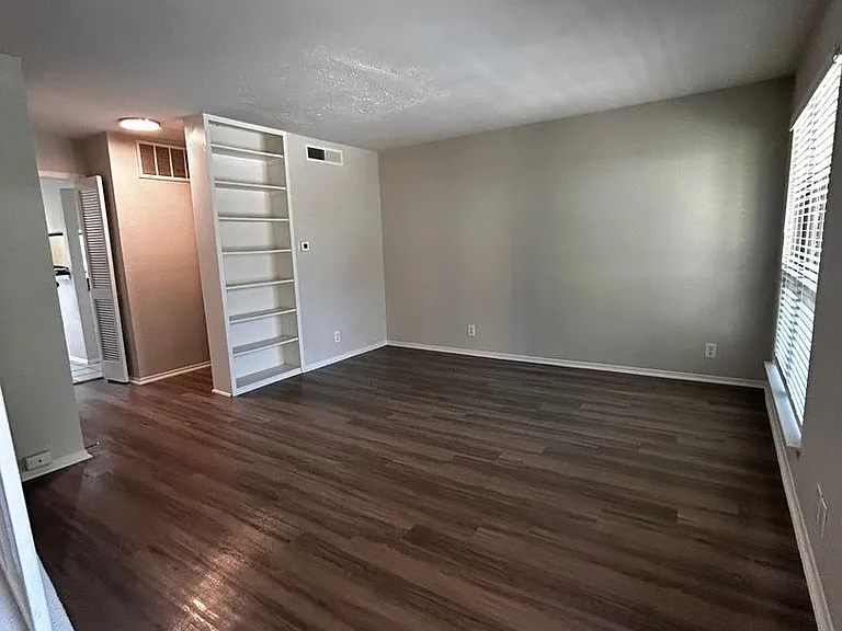 Oak Park Apartments — Photo 58