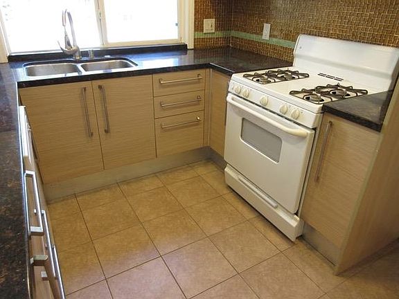3rd image of 5860 Hazeltine Ave #210