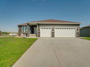 1048 Otter Crk S, Hazen, ND 58545