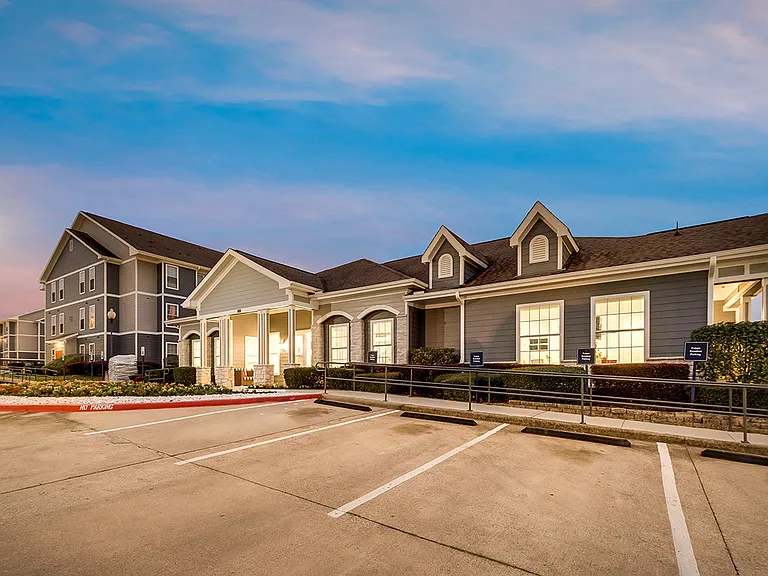 The Encore at Sam Houston - Student Living Priced Per Room — Photo 20
