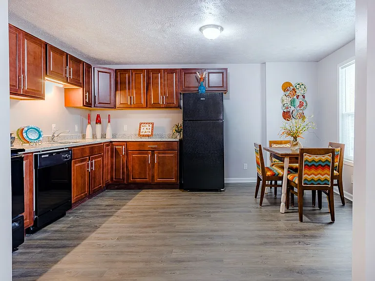 610 E College St — Photo 11