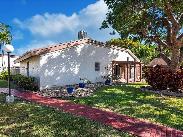 601 Leslie Dr — Photo 16